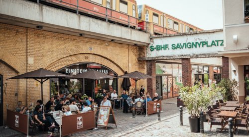 Café am Savignyplatz in den S-Bahn Bögen